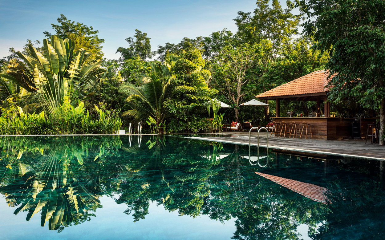 Pool and Poolbar.jpg