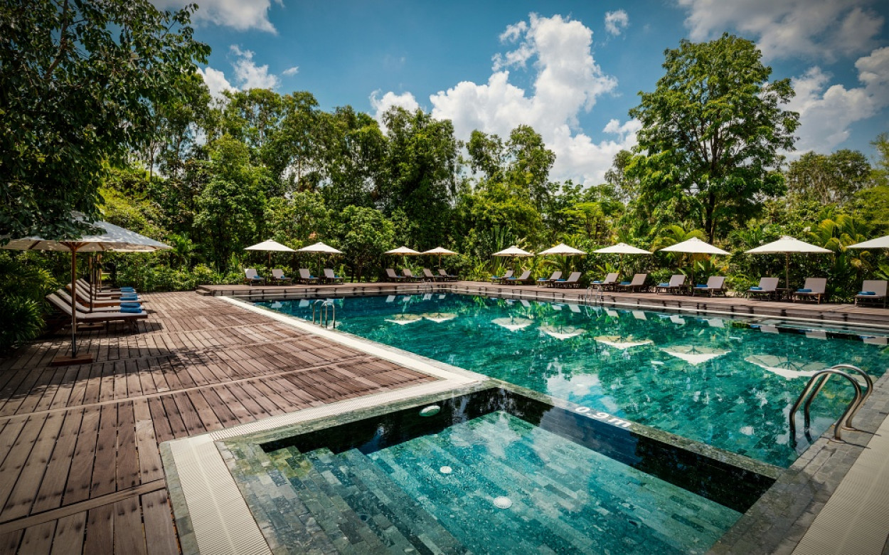 Pool-Sunchairs 1.jpg