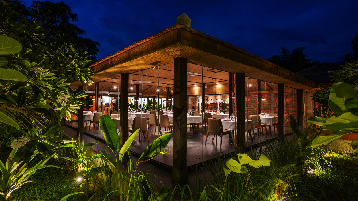 Restaurant UN–Blue Hour.jpg